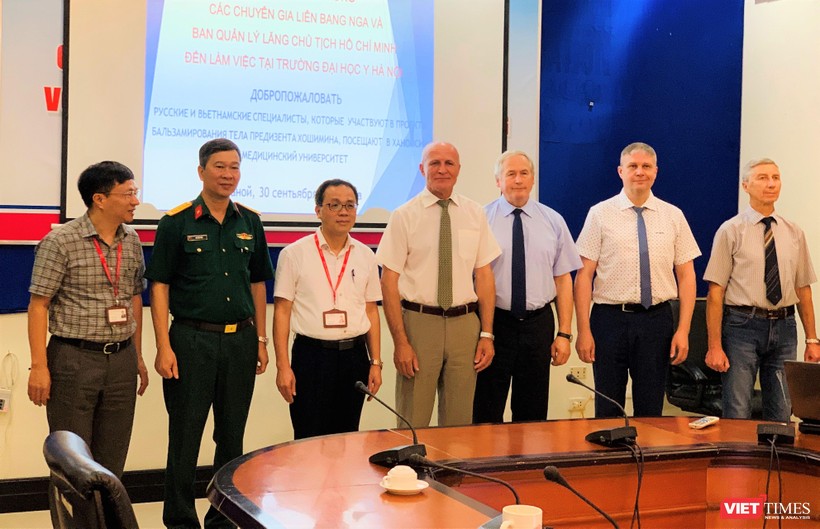 Các nhà khoa học tên tuổi của Nga và lãnh đạo Trường Đại học Y Hà Nội, đại diện Bộ Tư lệnh Bảo vệ Lăng Chủ tịch Hồ Chí Minh