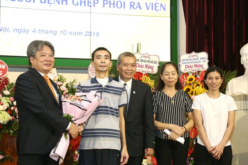 Bệnh viện Việt Đức tiễn bệnh nhân ghép phổi thứ 2 ra viện
