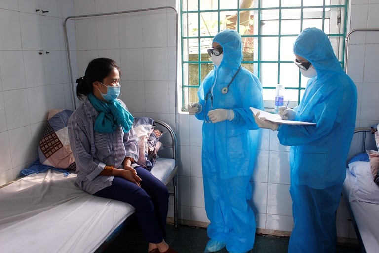 Kiểm tra sức khỏe cho người nghi nhiễm COVID-19 tại Phòng khám Đa khoa khu vực Quang Hà, Bình Xuyên, Vĩnh Phúc (Ảnh: Kim Ly)
