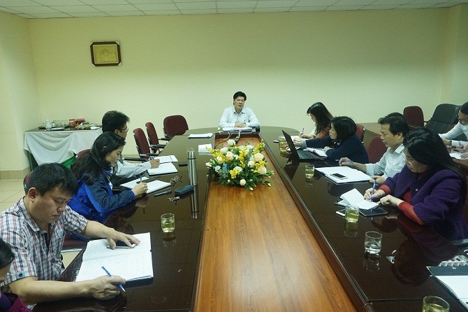 Ông Nguyễn Nhật Cảm - Giám đốc Trung tâm Kiểm soát bệnh tật thành phố Hà Nội chủ trì cuộc họp ngay trong đêm 6/3 sau khi có ca nhiễm đầu tiên ở Hà Nội (ảnh:  Duy Tuân)