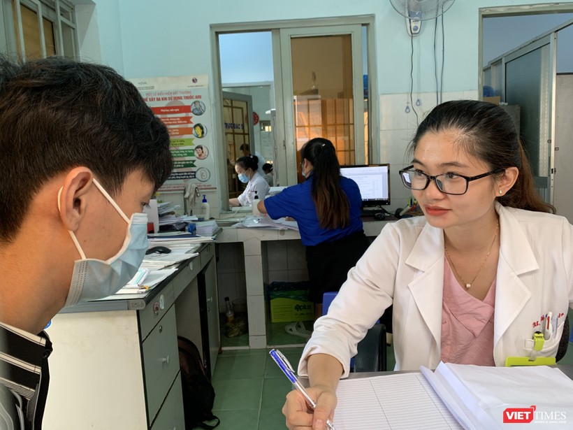 Bác sĩ tư vấn cho bệnh nhân HIV ở Trung tâm y tế Thuận An