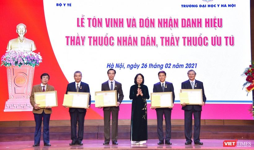 Phó Chủ tịch nước Đặng Thị Ngọc Thịnh trao danh hiệu TTND cho các cán bộ, giảng viên của Trường Đại học Y Hà Nội