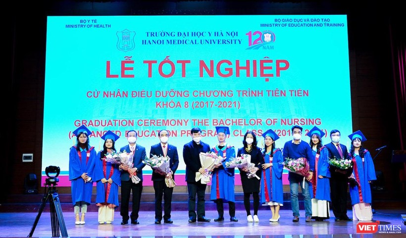 Lễ trao bằng tốt nghiệp cho các cử nhân điều dưỡng của Chương trình tiên tiến Trường Đại học Y Hà Nội