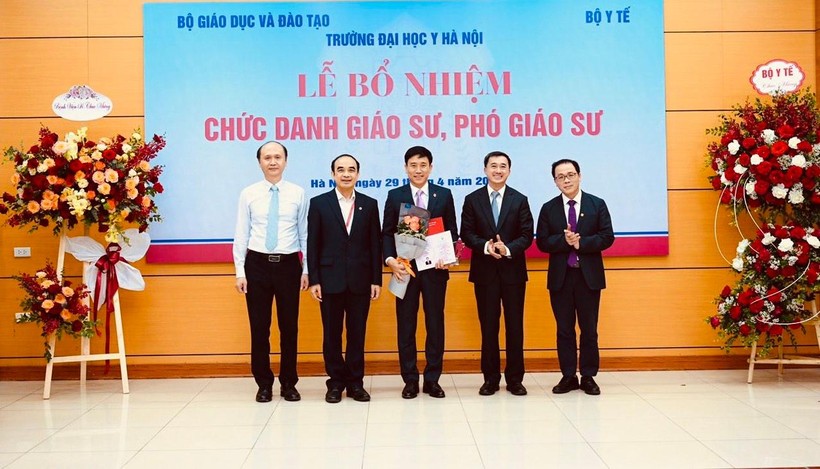Trao quyết định bổ nhiệm chức danh Giáo sư cho ông Đoàn Quốc Hưng - Phó Hiệu trưởng Trường Đai học Y Hà Nội.