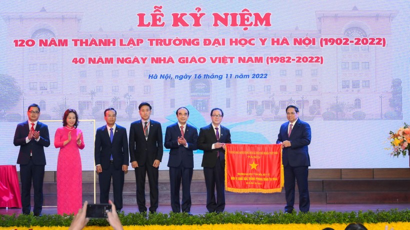 Thủ tướng Chính phủ Phạm Minh Chính trao Cờ Thi đua của Chính phủ cho Trường Đại học Y Hà Nội