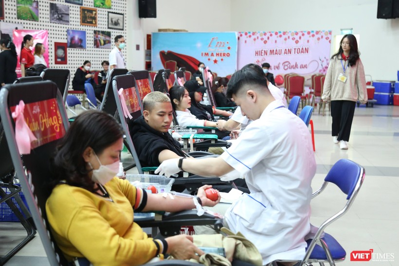 Rất đông người dân tham gia Lễ hội Xuân hồng để hiến máu cứu chữa người bệnh