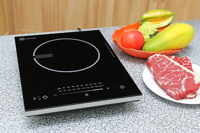 Nấu lẩu nên chọn nồi điện hay bếp từ để hiệu quả, lại tiết kiệm điện? - 3 Nấu lẩu nên chọn nồi điện hay bếp từ để hiệu quả, lại tiết kiệm điện? - 3