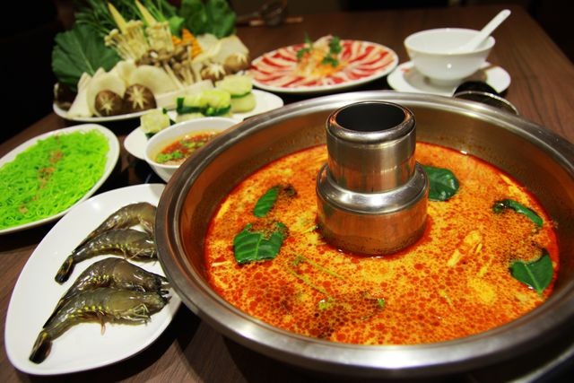 Nấu lẩu nên chọn nồi điện hay bếp từ để hiệu quả, lại tiết kiệm điện? - 4 Nấu lẩu nên chọn nồi điện hay bếp từ để hiệu quả, lại tiết kiệm điện? - 4