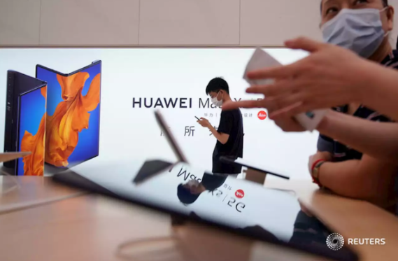 Việc nhiều người Trung Quốc đổ xô đi mua điện thoại cao cấp Huawei khiến mặt hàng này tăng giá chóng mặt. (Ảnh: Reuters)