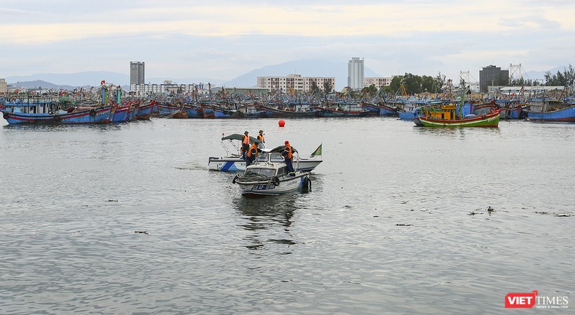 Lực lượng bộ đội biên phòng kêu gọi tàu thuyền neo đậu an toàn tại ân thuyền Thọ Quang (Đà Nẵng)