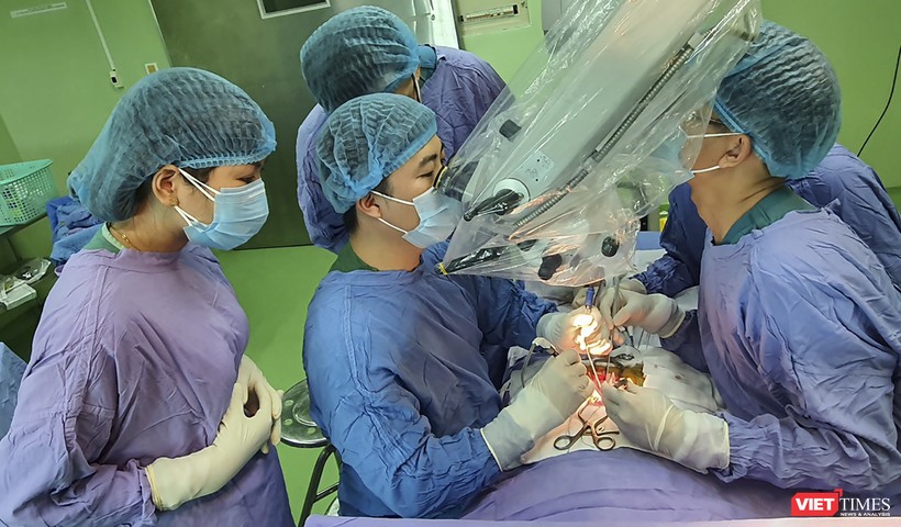 Các bác sĩ Bệnh viện Phụ sản - Nhi Đà Nẵng đang thực hiện ca phẫu thuật (ảnh Minh Hiền)