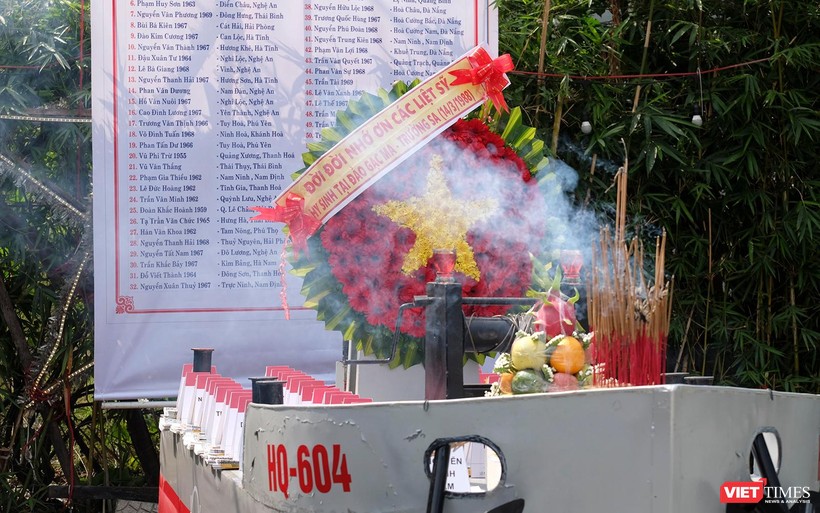 Lễ tưởng niệm 64 liệt sĩ hi sinh bảo vệ đảo Gạc Ma của Việt Nam và mô hình con tàu HQ 604 huyền thoại.
