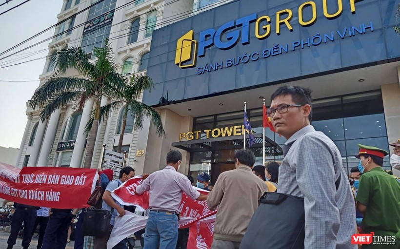 Khách hàng căng băng rôn trước trụ sở Công ty cổ phần Tập đoàn PGT đòi giấy chứng nhận quyền sử dụng đất