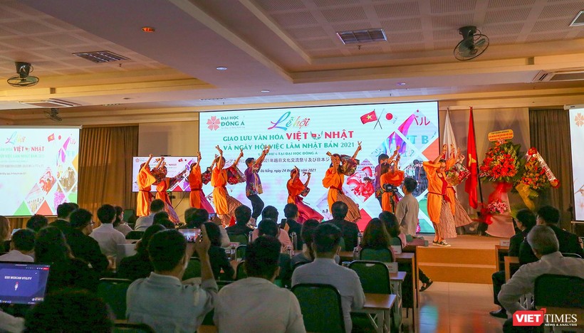 Sinh viên biểu diễn điệu múa truyền thống của Nhật Bản trong khuôn khổ Lễ hội giao lưu văn hóa Việt – Nhật và Ngày hội việc làm Nhật Bản 2021 lần thứ 6 tại Đại học Đông Á 