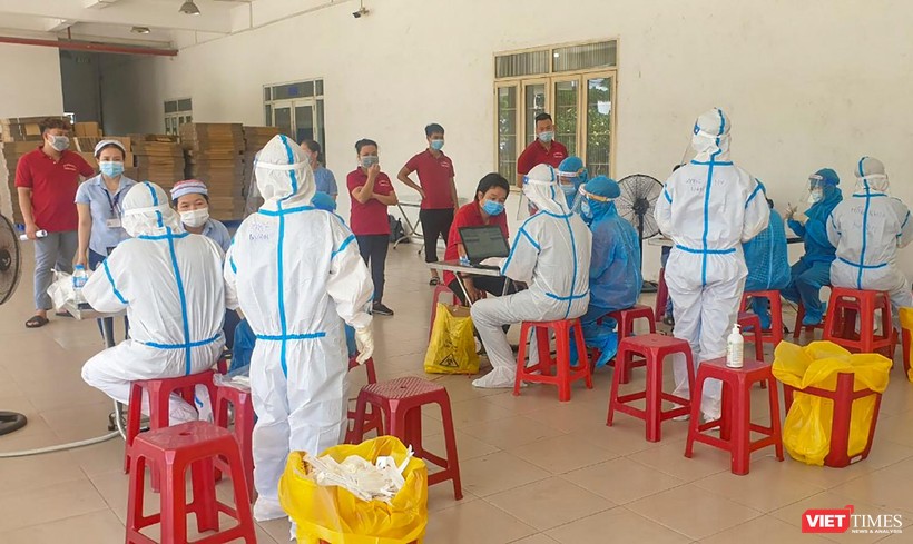 Lực lượng y tế lẫy mẫu xét nghiệm COVID-19 cho công nhân tại các Khu công nghiệp trên địa bàn TP Đà Nẵng
