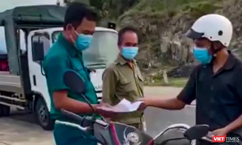Tổ công tác của UBND phường Vĩnh Hoà kiểm tra và thu giữ giấy tờ, phương tiện của công dân Trần Văn Em (ảnh chụp lại từ clip)