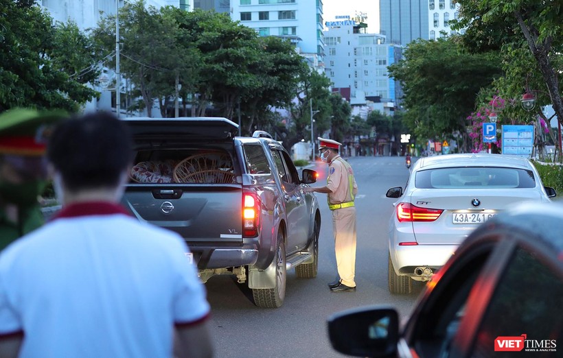 Lực lượng công an kiểm tra phương tiện ra đường tại chốt kiểm soát trên địa bàn TP Đà Nẵng