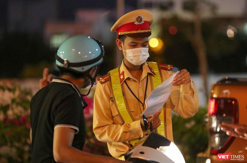 Lực lượng công an Đà Nẵng tăng cường kiểm soát người dân ra đường