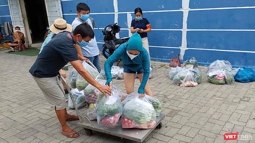 Người dân vùng phong toả cách ly y tế trên địa bàn phường Nại Hiên Đông (quận Sơn Trà, Đà Nẵng) được "đi chợ giúp"và giao thực phẩm tận tay