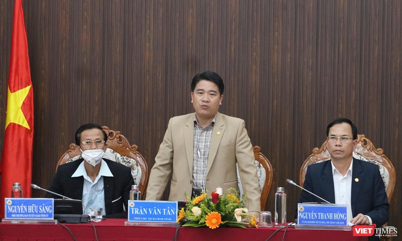Ông Trần Văn Tân - Phó Chủ tịch UBND tỉnh Quảng Nam trả lời thông tin tại buổi họp báo