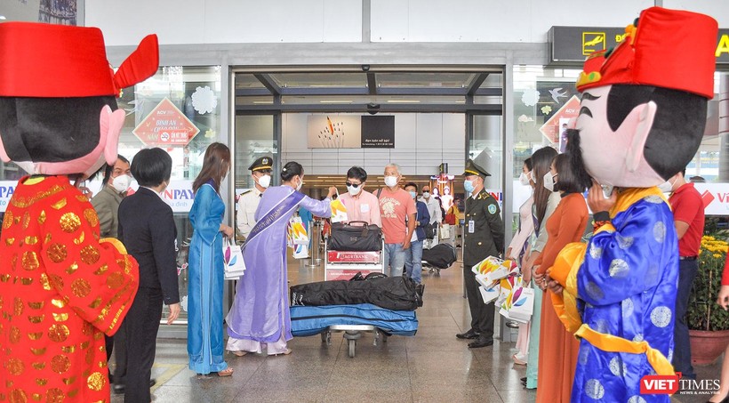 Những hành khách đầu tiên xông đất Đà Nẵng trong dịp Tết Nhâm Dần 2022