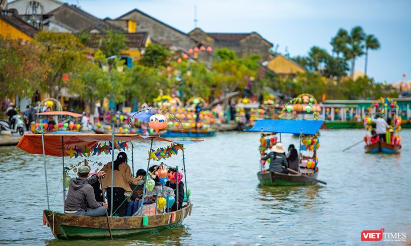 Sông Hoài (TP Hội An, Quảng Nam) tấp nập du khách trong những ngày xuân Nhâm Dần 2022