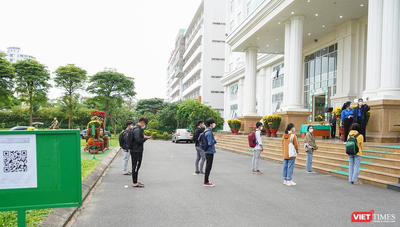 Sinh viên ĐH Đông Á ngày đầu trở lại trường học trực tiếp
