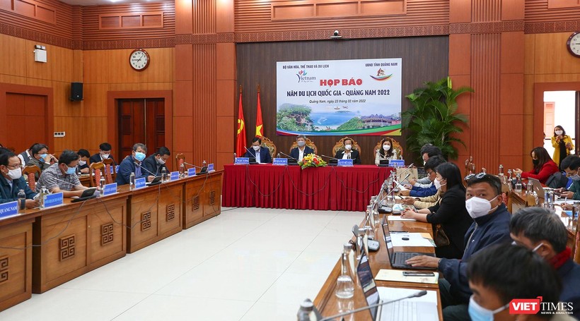 Quang cảnh họp báo công bố sự kiện Năm du lịch Quốc gia – Quảng Nam 2022 tại đầu cầu UBND tỉnh Quảng Nam