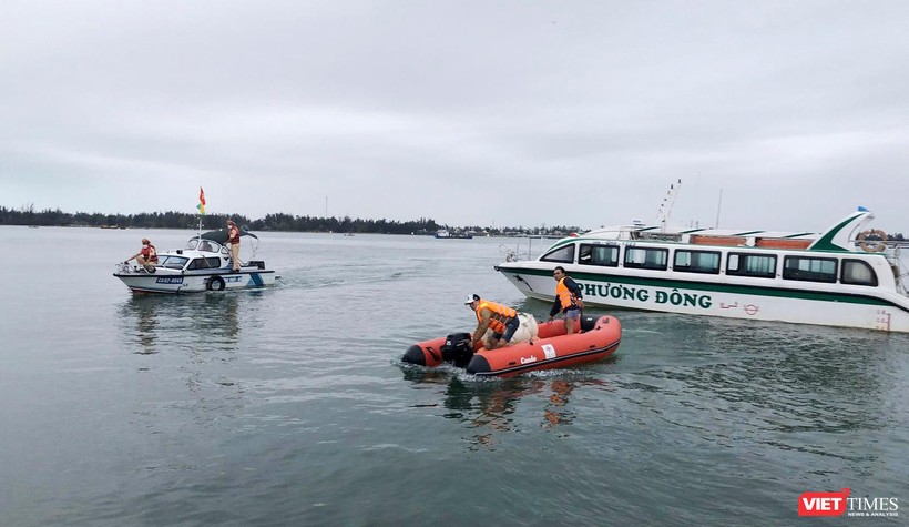 Lực lượng cứu hộ nỗ lực tìm kiếm các nạn nhân trong vụ chìm tàu tại biển Cửa Đại