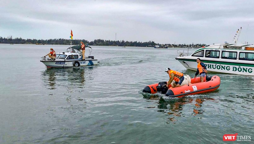Lực lượng công an, cứu hộ đang nỗ lực tìm kiếm các nạn nhân bị mất tích trong vụ chìm tàu Phương Đông QNa1152 trên biển Của Đại (Hội An)
