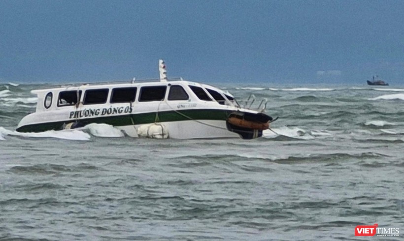 Tàu du lịch mang số hiệu QNa1152 của Công ty TNHH MTV Du lịch Phương Đông được trục vớt và kéo vào bờ.