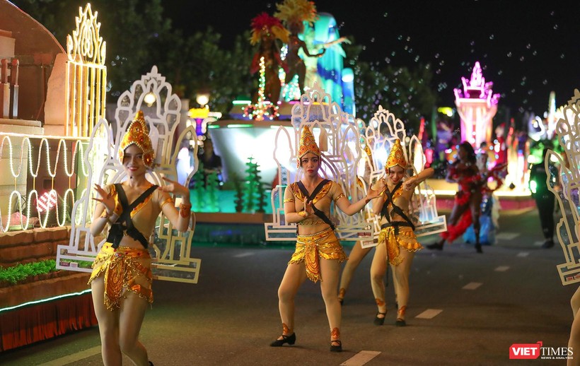 Lễ hội đường phố Đà Nẵng được tổ chức trên tuyến đường Bạch Đằng, dọc bờ sông Hàn