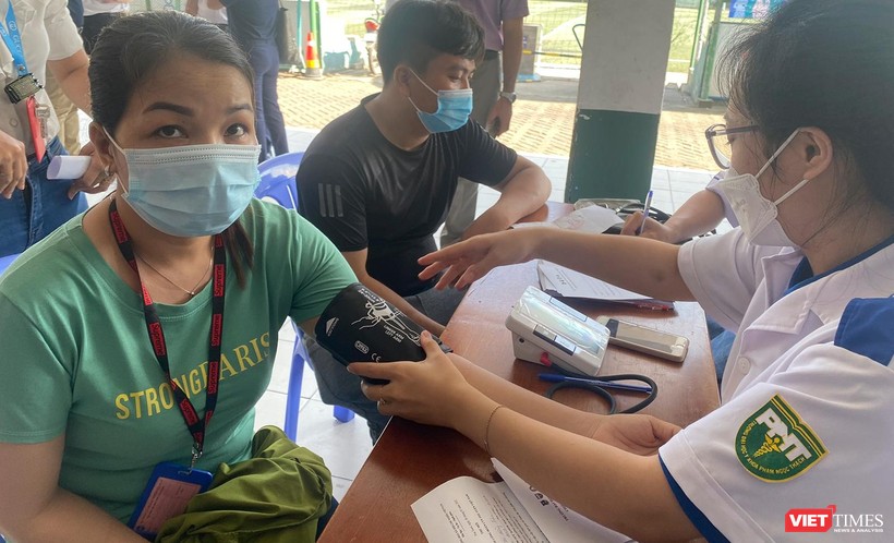 Hành trình Thầy thuốc trẻ khám, cấp thuốc miễn phí cho công nhân tại Công ty Pouyuen Việt Nam (quận Bình Tân, TP HCM)