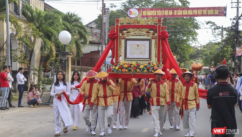 Diễu hành đón nhận danh hiệu Di sản văn hóa phi vật thể Quốc gia đối với lễ hội Tết Nguyên tiêu tại Hội An diễn ra sáng ngày 5/2