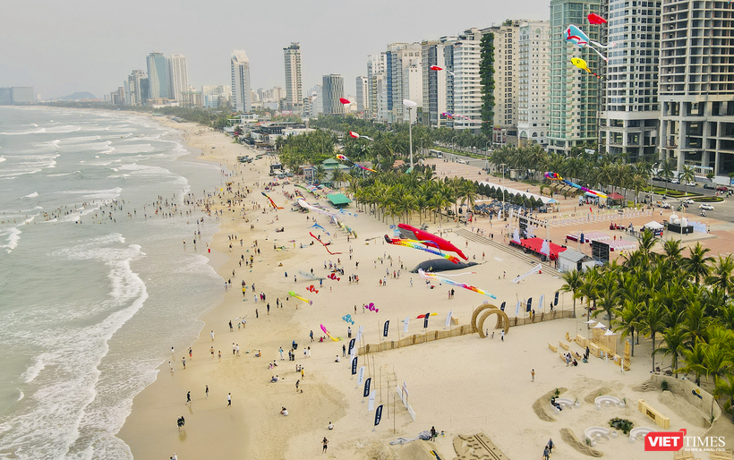 Bãi biển Đà Nẵng vào mùa du lịch 2023. ảnh 1 vt_du lịch bien 9.png