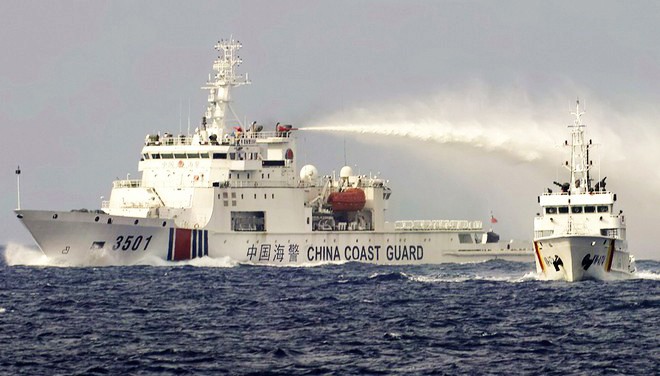 Tàu hải cảnh 3501 của Trung Quốc phun nước vào tàu KN-474 của chi đội Kiểm ngư 4 tiếp cận ngăn cản tàu Hải Dương Địa chất 8 xâm phạm chủ quyền Việt Nam tại bãi Tư Chính (Ảnh: Thanh niên)