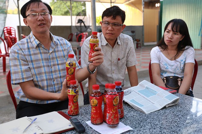 Ông Nguyễn Tiến Sâm (bìa trái) làm việc tại quán Hữu Nghị về việc sáu  chai Dr Thanh kém chất lượng