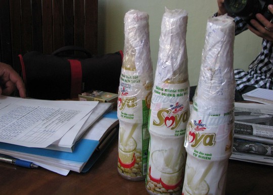3 chai sữa đậu nành Soya Number 1 có dấu hiệu mốc đen do ông Nguyễn Quang Mạnh phát hiện được niêm phong 