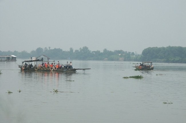 Một bến phá chở khách trên sông Đồng Nai. Ảnh: TL.