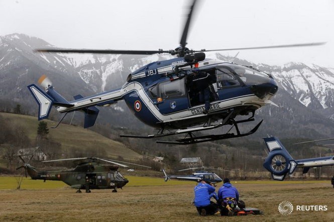 Một trực thăng cứu hộ của Pháp đang tham gia lực lượng cứu hộ - Ảnh: Reuters