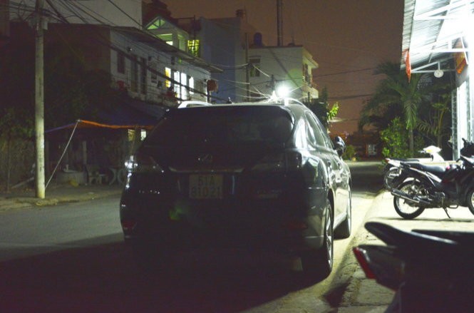 Chiếc ôtô Lexus của ông Trần Thái Hòa tại trụ sở công an phường Tân Phong, Q.7