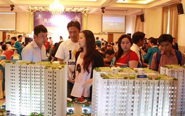 Tăng giá bán căn hộ ở từng đợt mở bán đang là "chiêu" bán hàng mà một số chủ đầu tư bất động sản ở Hà Nội áp dụng.