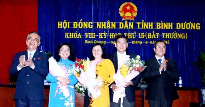 Ông Mai Hùng Dũng, tân Phó chủ tịch tỉnh Bình Dương (thứ hai từ phải sang). Ảnh: binhduong.gov.vn