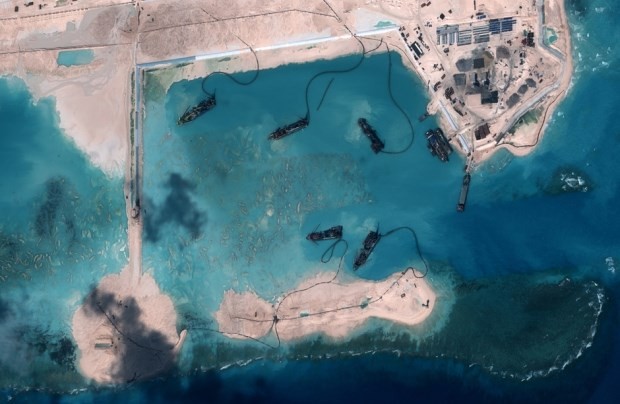Hình ảnh vệ tinh cho thấy Trung Quốc đang xây dựng đường băng được cho là dùng vào các mục đích quân sự ở bãi Đá Chữ Thập.