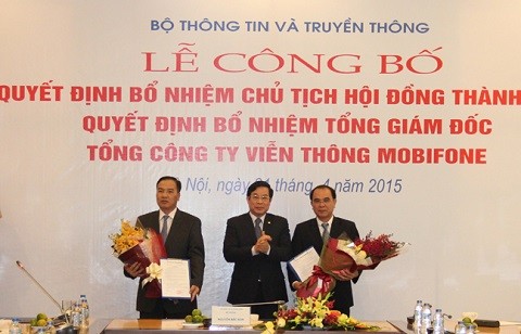 Bộ trưởng Nguyễn Bắc Son trao quyết định Chủ tịch MobiFone cho ông Lê Nam Trà và Tổng giám đốc MobiFone cho ông Cao Duy Hải. 