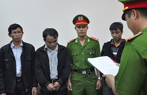 Cơ quan công an đọc lệnh bắt giam 3 cán bộ của ngân hàng ở Nam Trà My 
