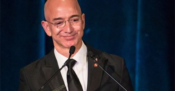 Ông Jeff Bezos, CEO hãng bán lẻ trực tuyến Amazon.