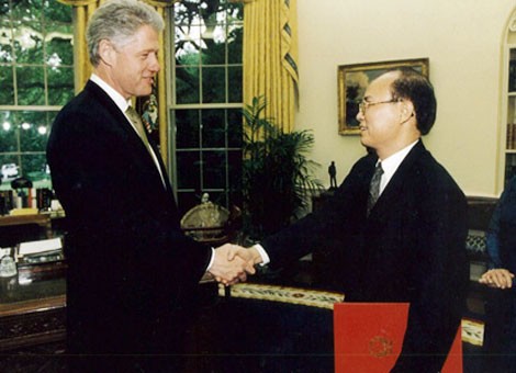 Đại sứ Lê Văn Bàng (giữa) gặp Tổng thống Mỹ Bill Clinton năm 1997 về việc mở cơ quan ngoại giao.
