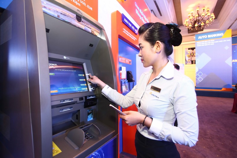 Không chỉ phải gánh nhiều loại phí, sử dụng dịch vụ thẻ ATM, khách hàng còn đối mặt với rủi ro cao khi thanh toán