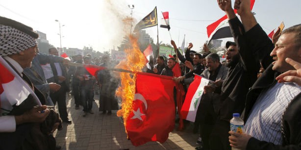 Người biểu tình Iraq đốt cờ Thổ Nhĩ Kỳ, phản đối việc nước này triển khai quân đội đến Iraq mà không xin phép - Ảnh: Reuters